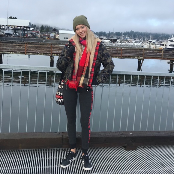 Meet your Posher, Joanna - Picture 3 of 6